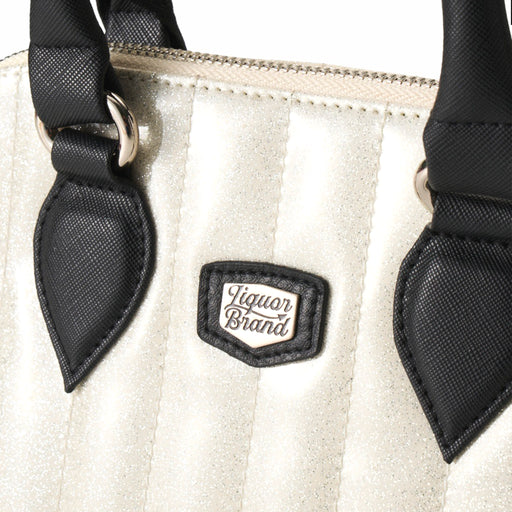 Primer plano del parche del logo Liquorbrand sobre las costuras verticales del bolso blanco brillante.