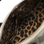 Interior de bolso Liquorbrand Lil' Rocket forrado con estampado de leopardo y compartimentos abiertos.

