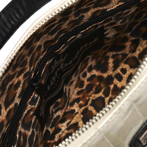 Interior del bolso con forro de leopardo, mostrando la etiqueta Liquorbrand sobre el bolsillo con cremallera.