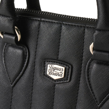 Detalle del logo metálico del bolso Lil' Rocket de Liquorbrand.