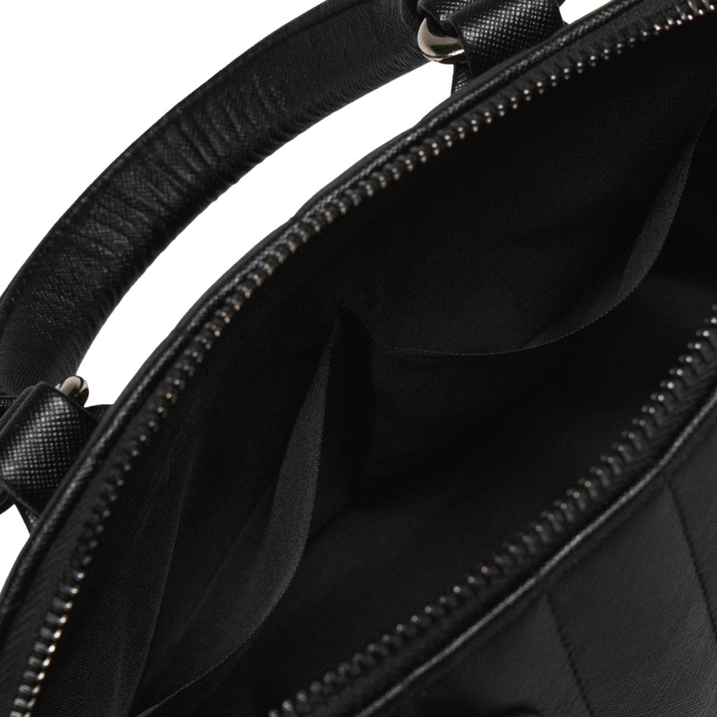  mostrando los compartimentos laterales abiertos.