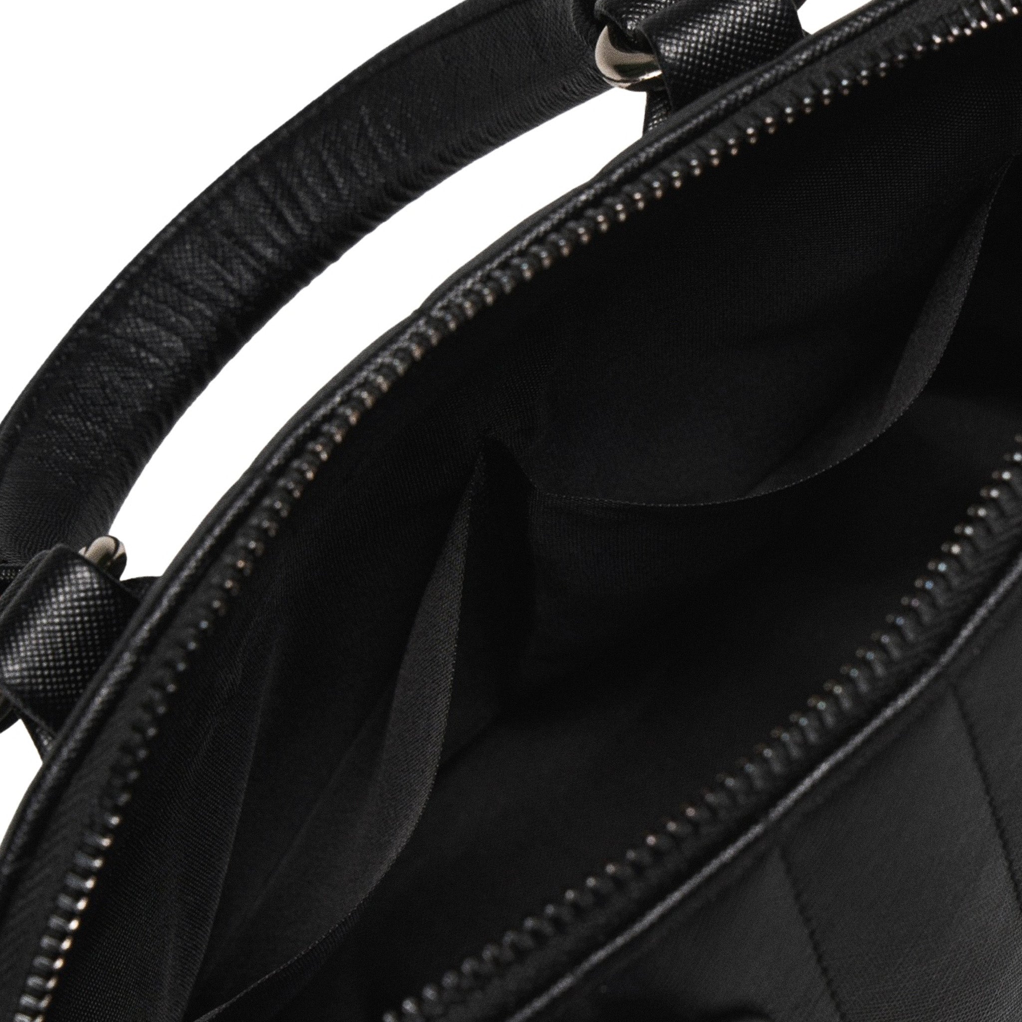  mostrando los compartimentos laterales abiertos.