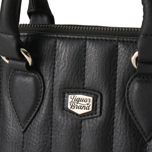 Primer plano del parche del logo Liquorbrand en color plateado sobre las costuras del bolso negro.