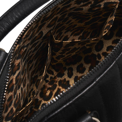 Interior del bolso Lil' Rocket forrado con estampado de leopardo y dos compartimentos abiertos.