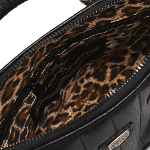 Interior del bolso con forro de leopardo, mostrando la etiqueta Liquorbrand sobre el bolsillo con cremallera.