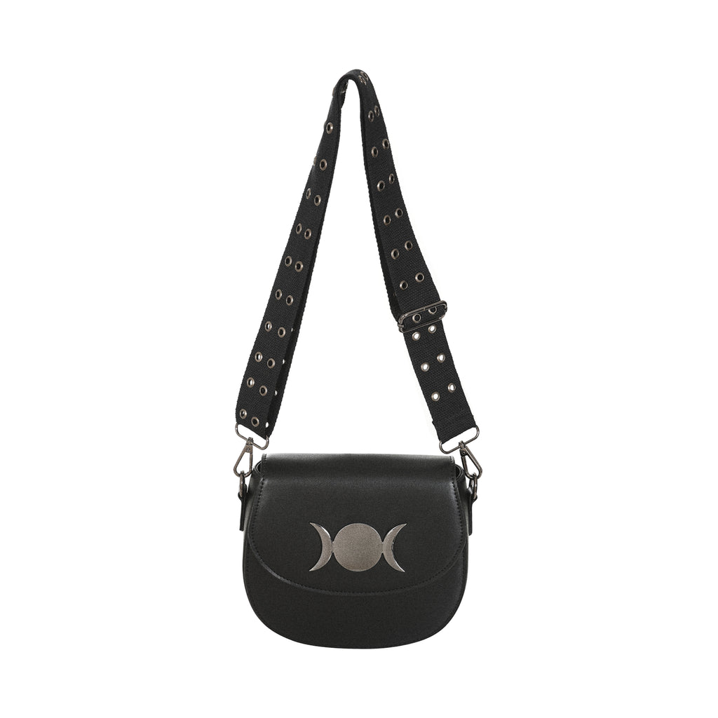 Bolso bandolera gótico negro con emblema de la Triple Luna y correa ancha de tela con ojales.