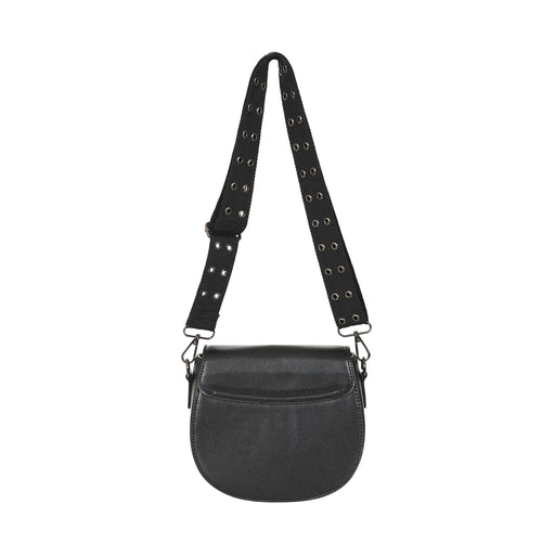 Vista trasera del bolso gótico negro de polipiel, mostrando la solapa lisa y la correa ajustable.