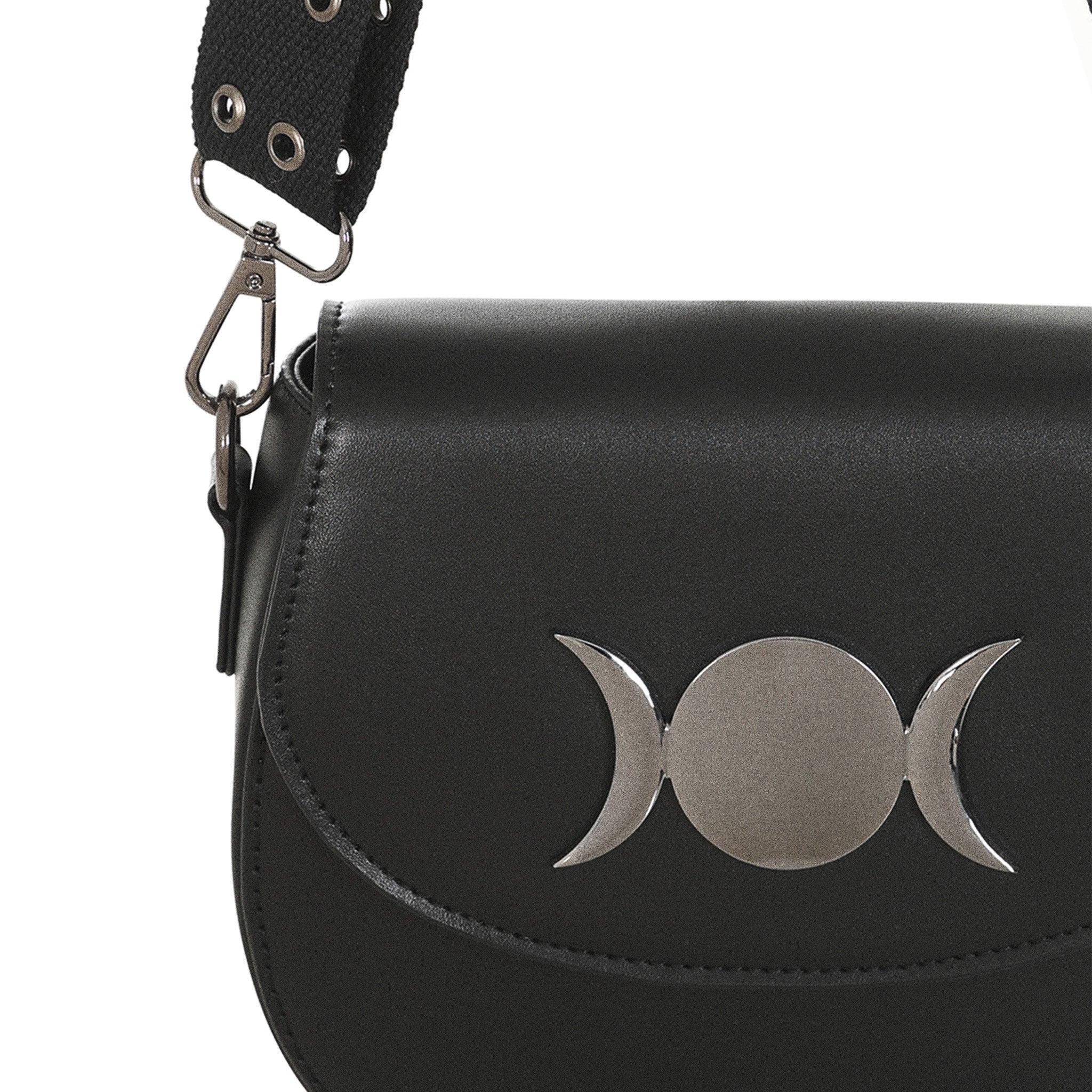 Primer plano del adorno metálico de la Triple Luna en la solapa del bolso gótico.