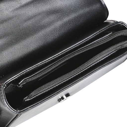 Interior del bolso bandolera gótico mostrando los compartimentos y bolsillos con cremallera.