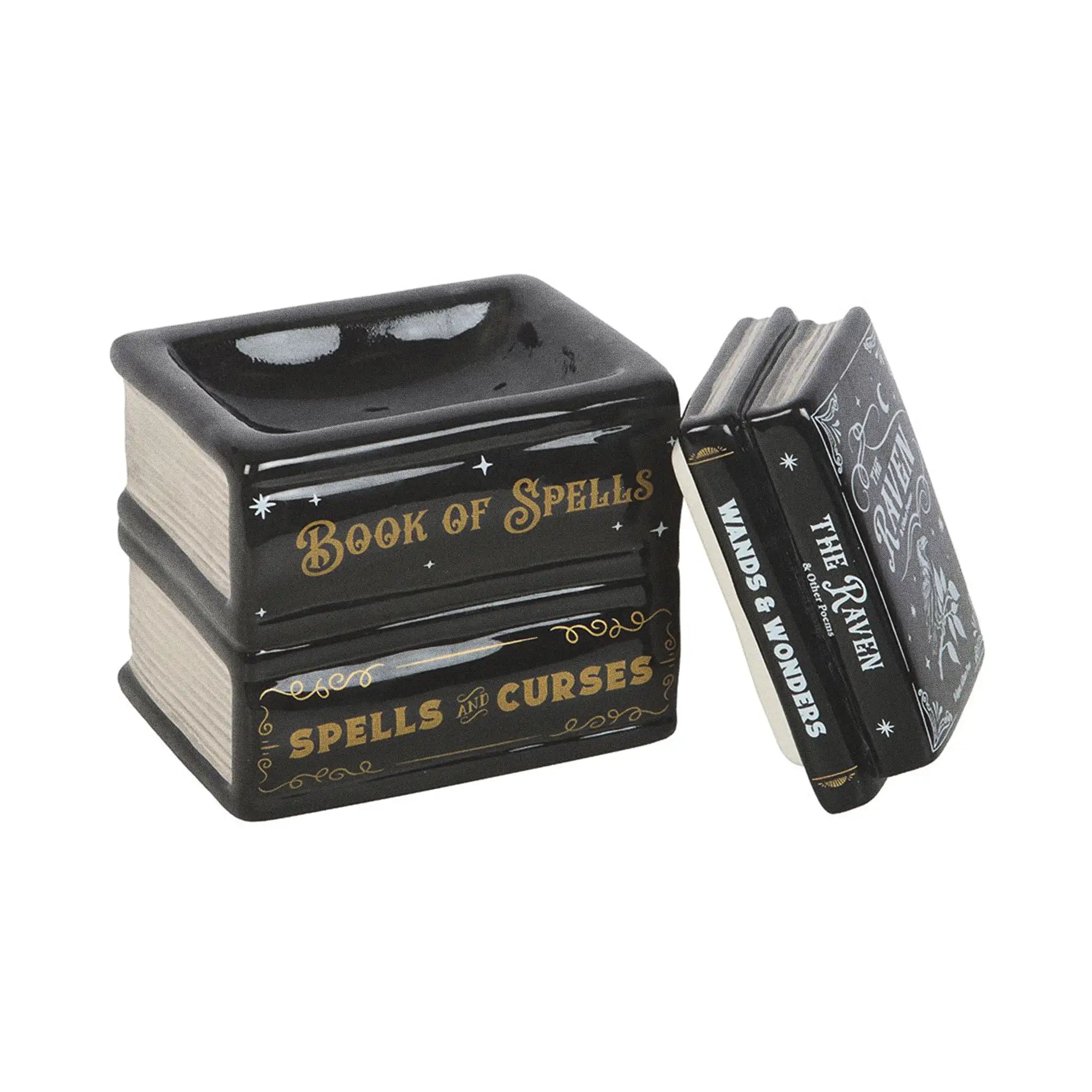Quemador de aceite y de cera en forma de libros apilados estilo witchy gótico vista sin tapa sobre fondo blanco.