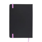 Parte posterior de la libreta en color negro con detalle de goma lavanda.