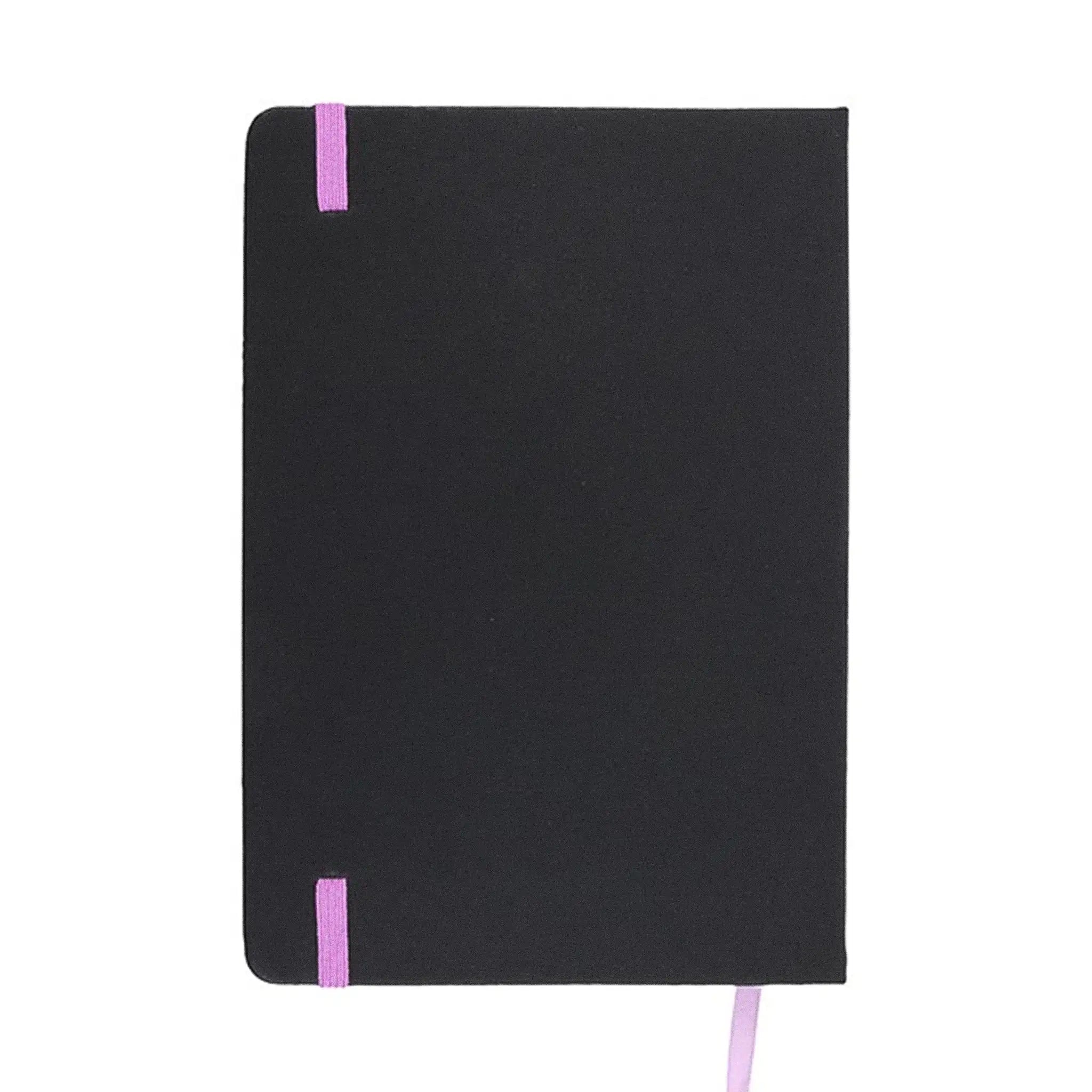 Parte posterior de la libreta en color negro con detalle de goma lavanda.
