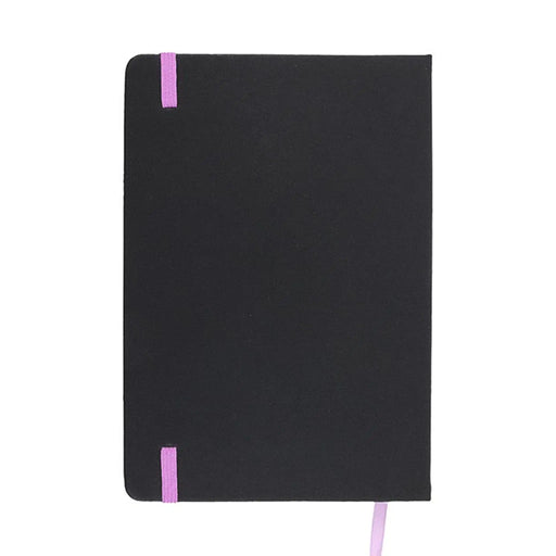 Parte posterior de la libreta en color negro con detalle de goma lavanda.