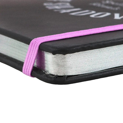 Detalle de cantos plateados de la libreta.