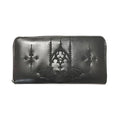 Cartera gótica alargada de color negro con un detallado bordado de un arco gótico con alas de murciélago.