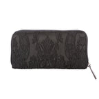 Vista trasera de la cartera gótica, mostrando el tejido con patrón barroco negro.