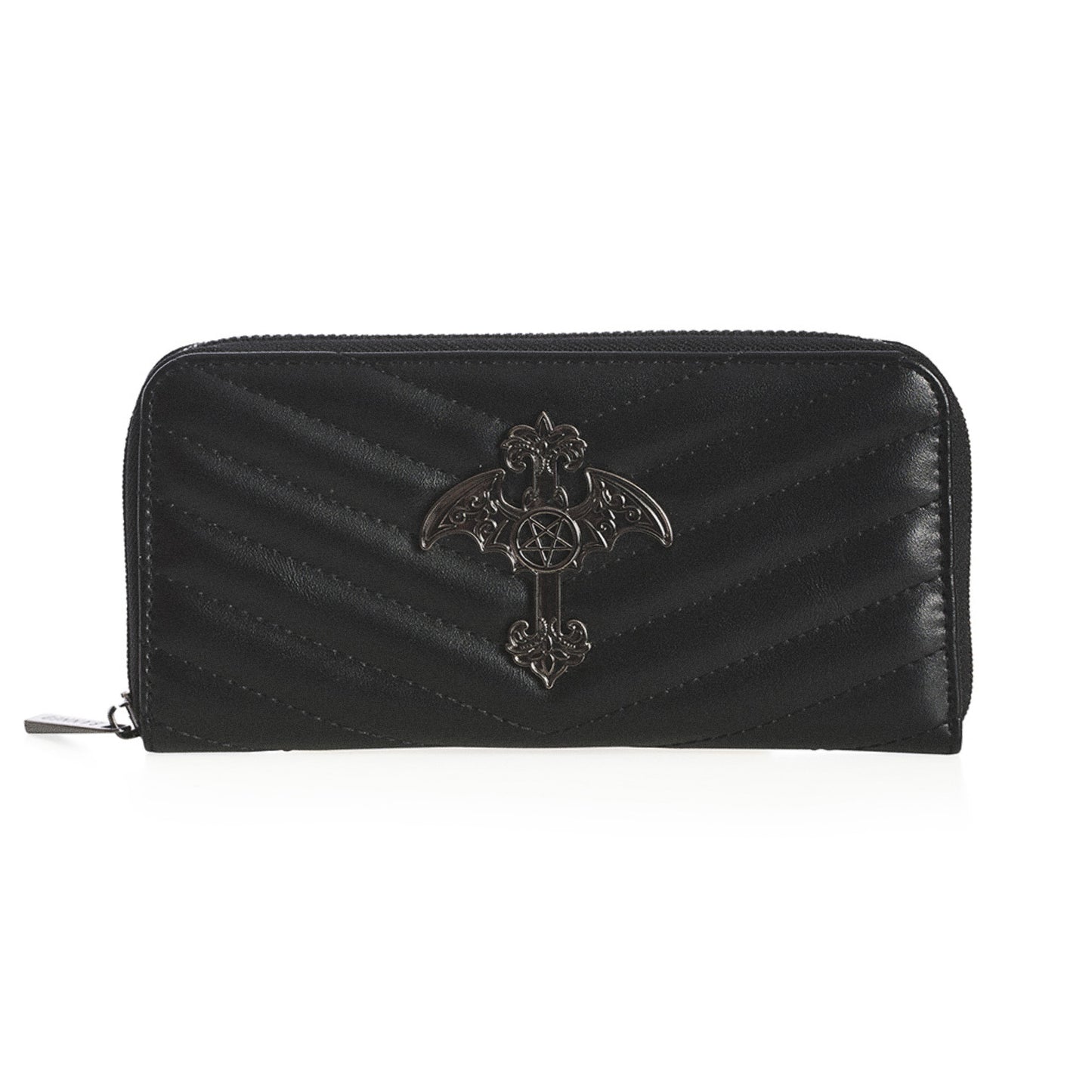 Cartera gótica alargada con textura acolchada y un adorno de cruz metálica con alas de murciélago.
