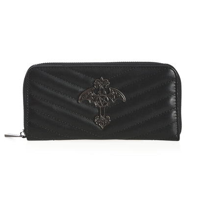 Cartera gótica alargada con textura acolchada y un adorno de cruz metálica con alas de murciélago.