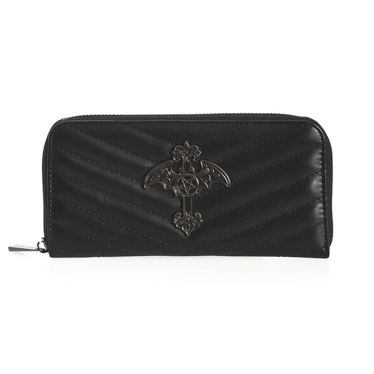 Cartera gótica alargada con textura acolchada y un adorno de cruz metálica con alas de murciélago.