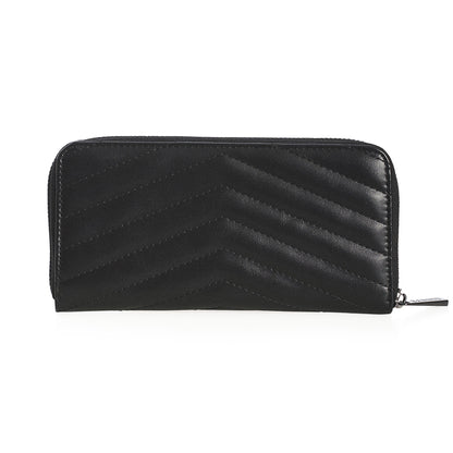 Cartera gótica alargada con textura acolchada y un adorno de cruz metálica con alas de murciélago.