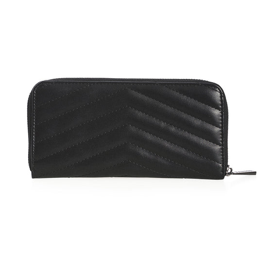 Cartera gótica alargada con textura acolchada y un adorno de cruz metálica con alas de murciélago.