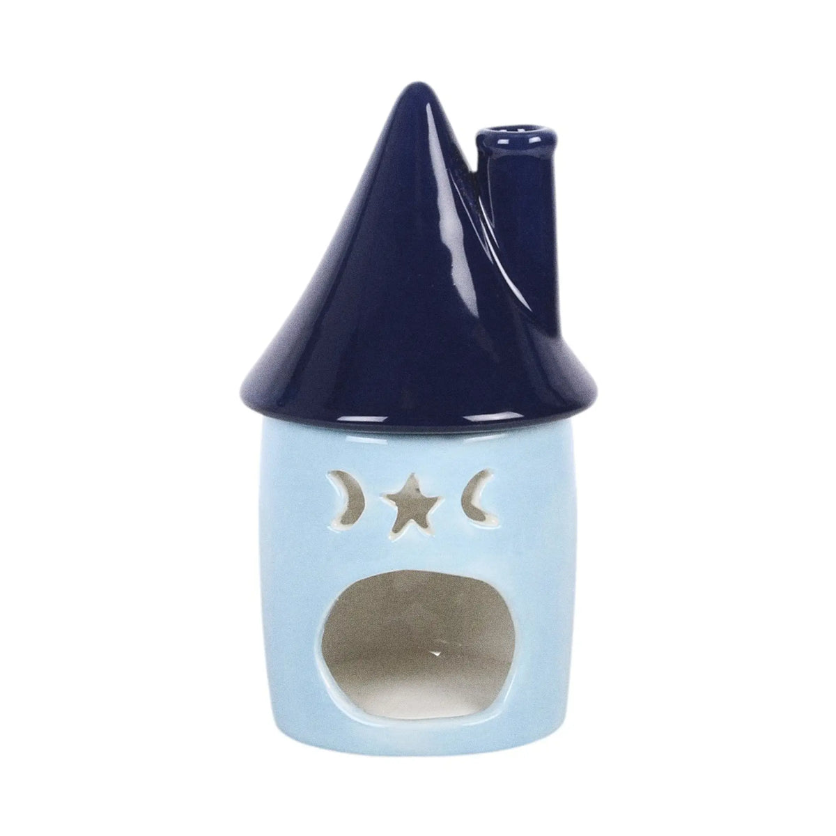 Quemador de aceites esenciales con decoración estilo whimsical y celestial de estrellas y lunas en pequeña cabaña acogedora vista parte posterior abertura para vela sobre fondo blanco.