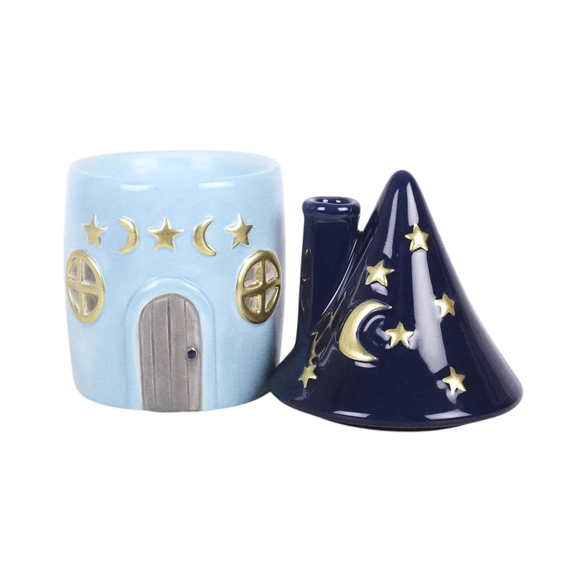 Quemador de aceites esenciales con decoración estilo whimsical y celestial de estrellas y lunas en pequeña cabaña acogedora vista frontal con tapa abierta sobre fondo blanco.