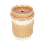 Quemador de aceites esenciales con forma de taza de café take away aesthetic vista frontal con tapa encima sobre fondo blanco.