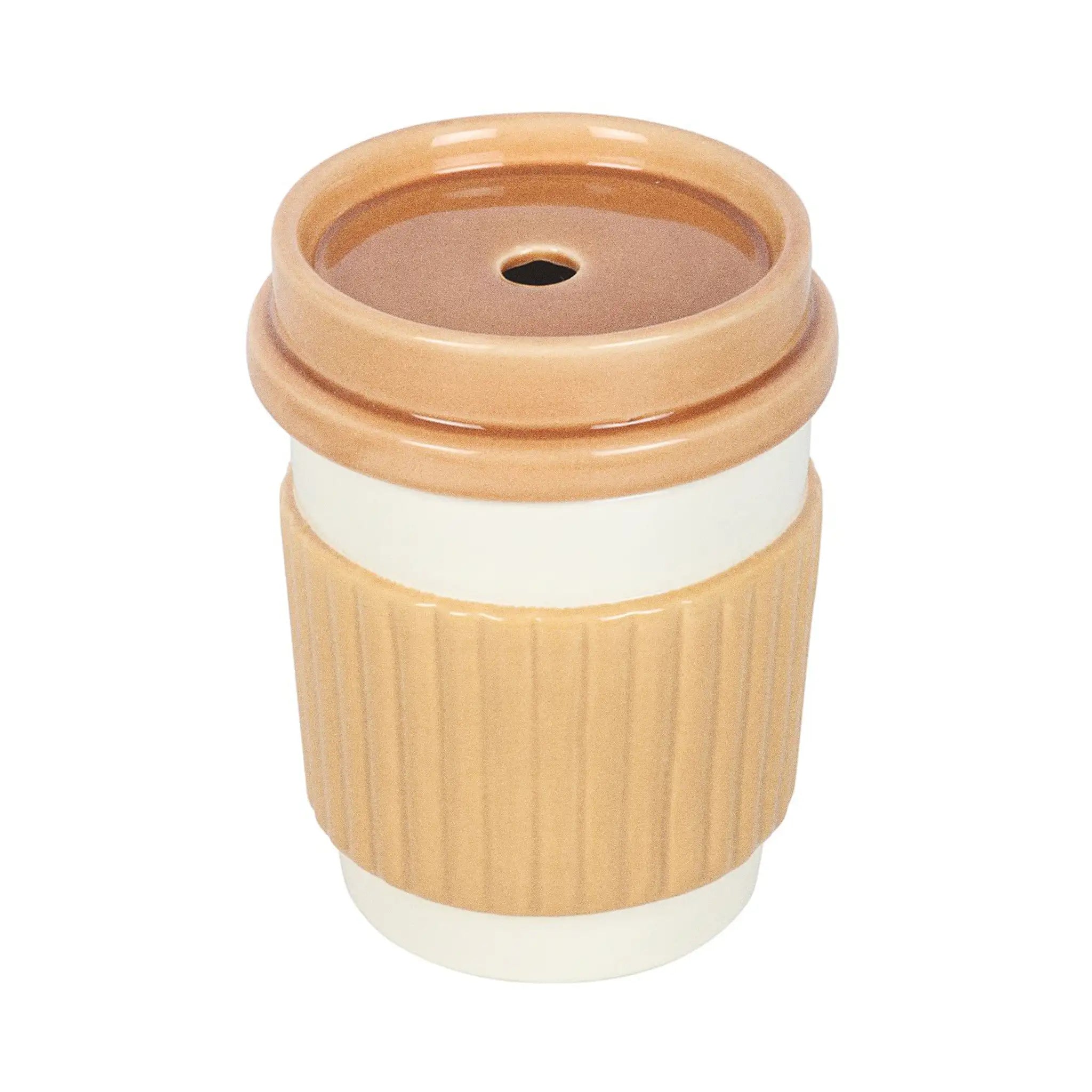 Quemador de aceites esenciales con forma de taza de café take away aesthetic vista frontal con tapa encima sobre fondo blanco.