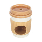 Quemador de aceites esenciales con forma de taza de café take away aesthetic vista posterior con tapa encima sobre fondo blanco.