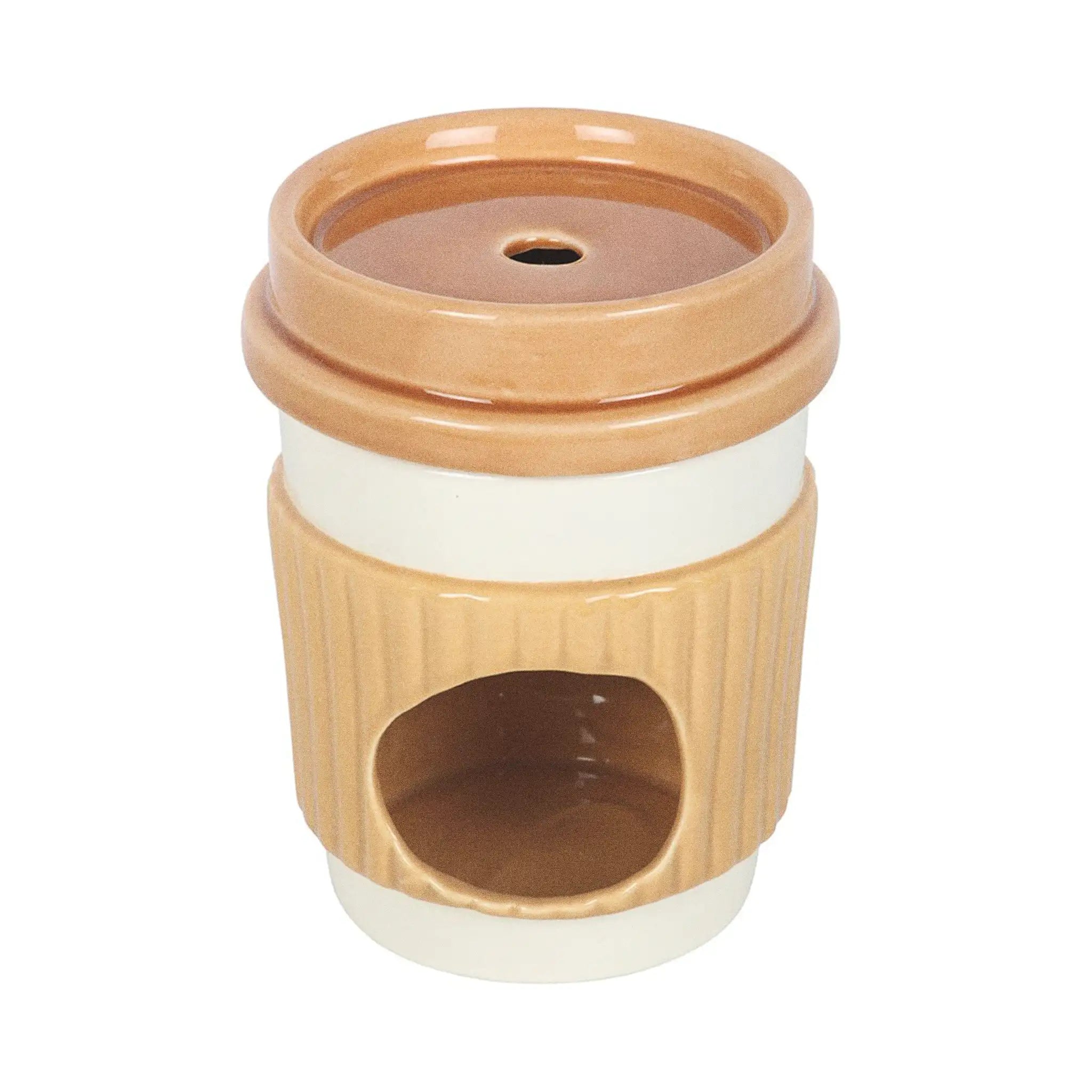 Quemador de aceites esenciales con forma de taza de café take away aesthetic vista posterior con tapa encima sobre fondo blanco.