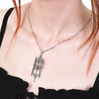 Collar con colgante en forma de ventanal gótico con estrella de ocho puntas fabricado en latón y plata de ley de Restyle vista del colgante en modelo