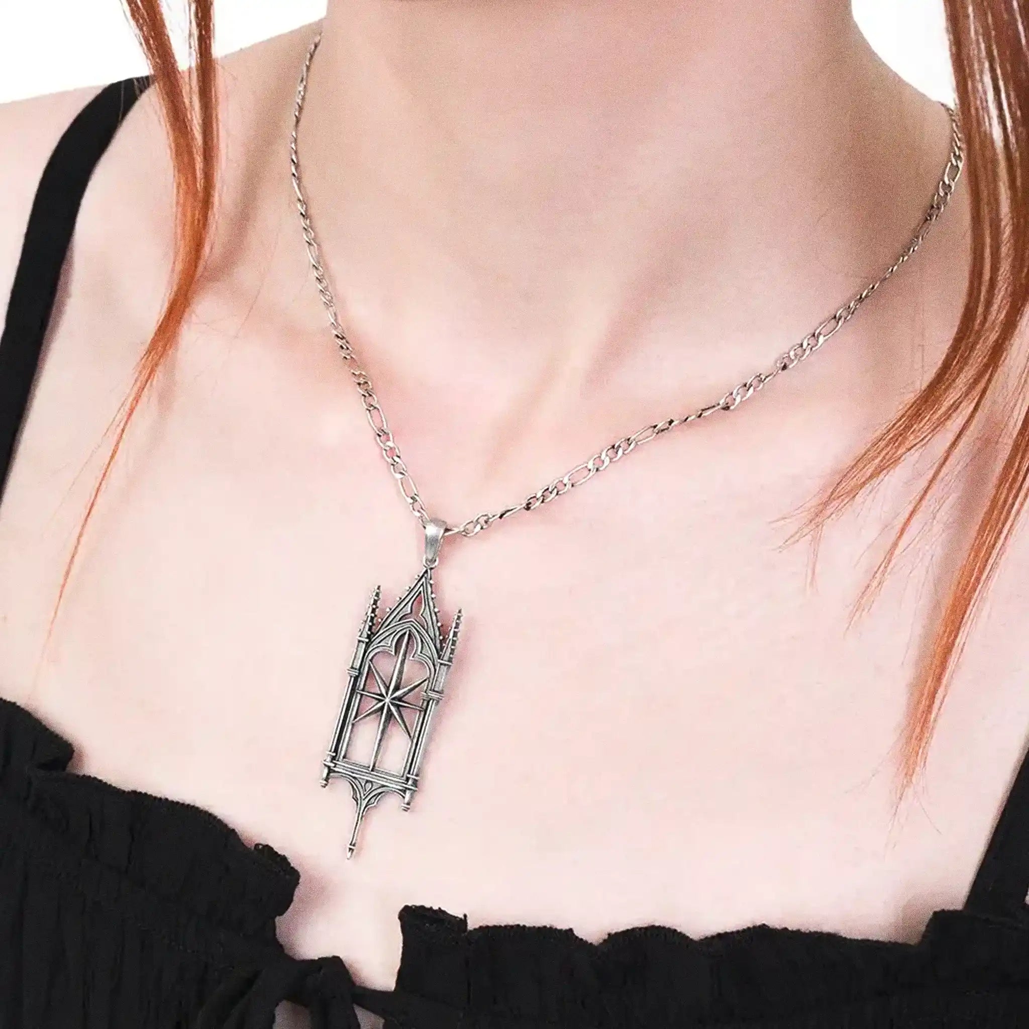 Collar con colgante en forma de ventanal gótico con estrella de ocho puntas fabricado en latón y plata de ley de Restyle vista del colgante en modelo