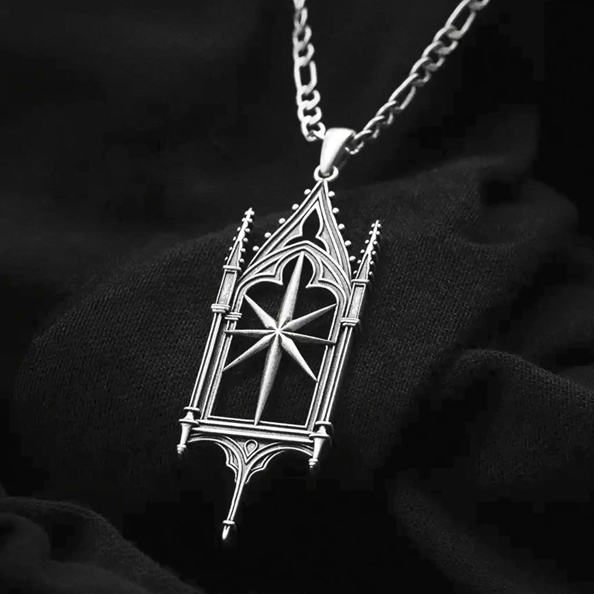 Collar con colgante en forma de ventanal gótico con estrella de ocho puntas fabricado en latón y plata de ley de Restyle vista detalle del colgante sobre fondo negro