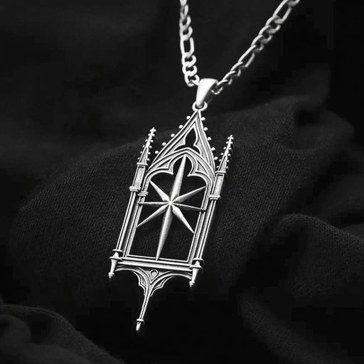 Collar con colgante en forma de ventanal gótico con estrella de ocho puntas fabricado en latón y plata de ley de Restyle vista detalle del colgante sobre fondo negro