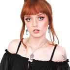 Collar con colgante en forma de ventanal gótico con estrella de ocho puntas fabricado en latón y plata de ley de Restyle vista de la modelo con el colgante 