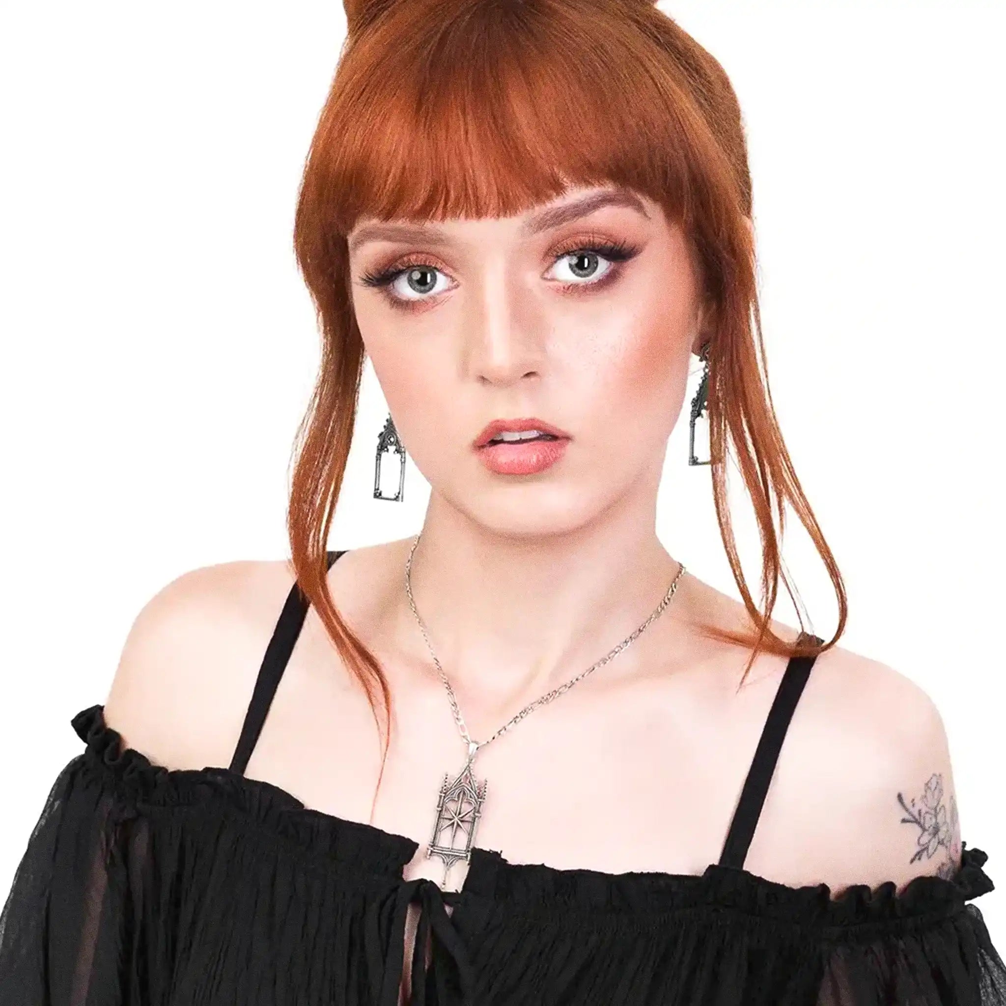 Collar con colgante en forma de ventanal gótico con estrella de ocho puntas fabricado en latón y plata de ley de Restyle vista de la modelo con el colgante 