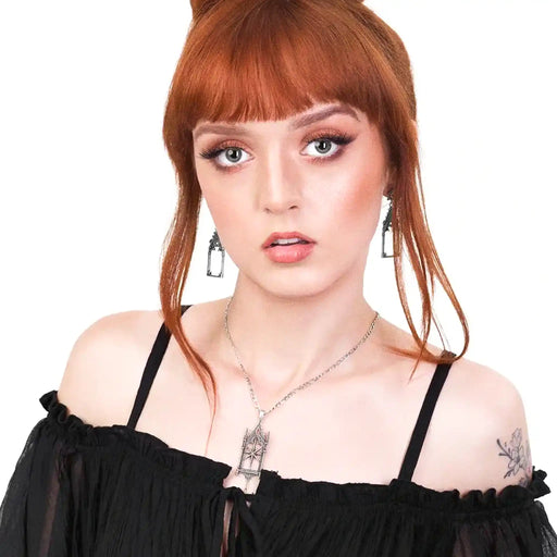 Collar con colgante en forma de ventanal gótico con estrella de ocho puntas fabricado en latón y plata de ley de Restyle vista de la modelo con el colgante 