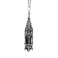 Collar con colgante inspirado en una torre de una iglesia gótica con cruces y ventanales y una piedra negra de vidrio fabricado en latón y bañado en plata de ley vista detalle del colgante
