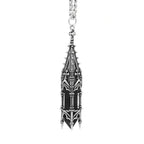 Collar con colgante inspirado en una torre de una iglesia gótica con cruces y ventanales y una piedra negra de vidrio fabricado en latón y bañado en plata de ley vista detalle del colgante