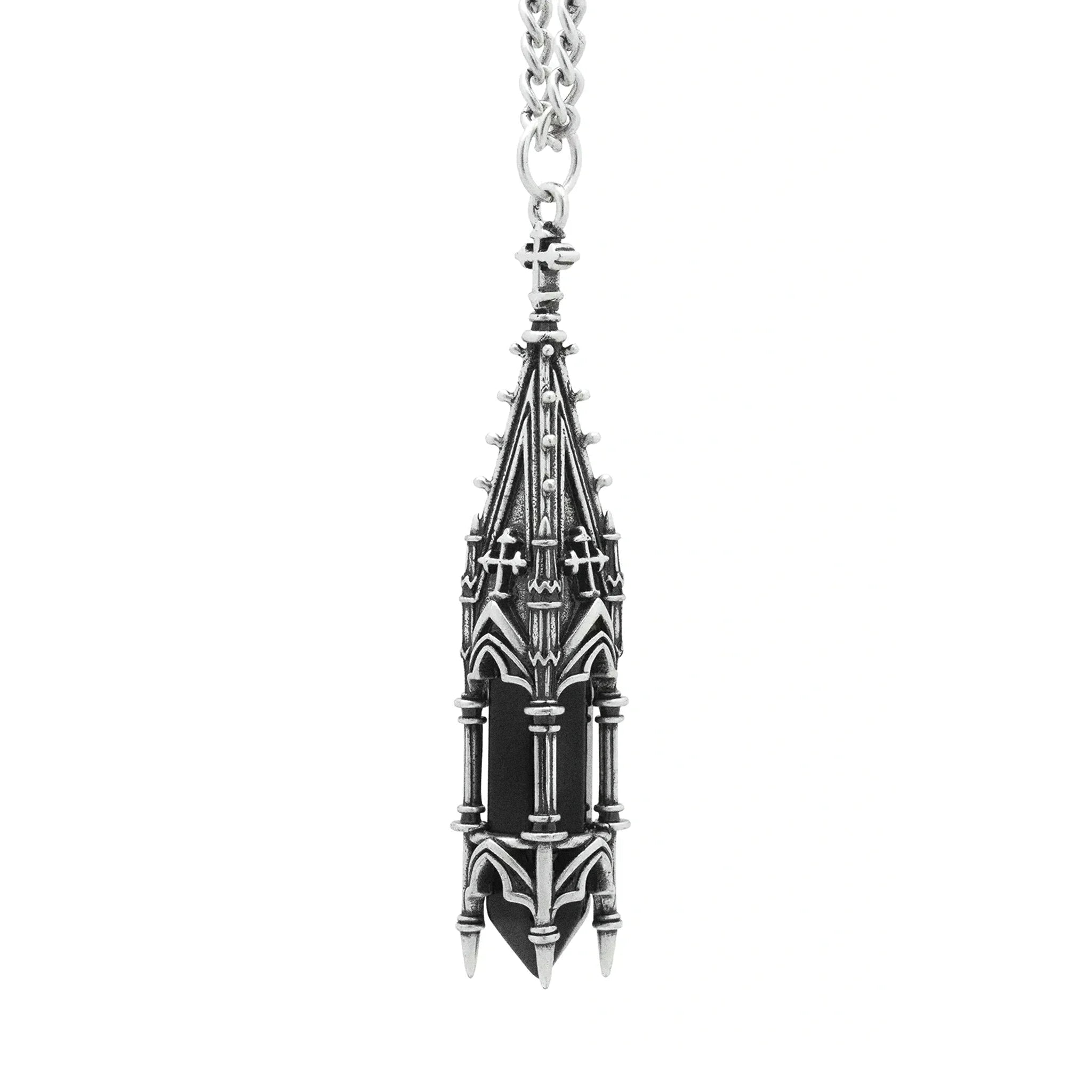Collar con colgante inspirado en una torre de una iglesia gótica con cruces y ventanales y una piedra negra de vidrio fabricado en latón y bañado en plata de ley vista detalle del colgante