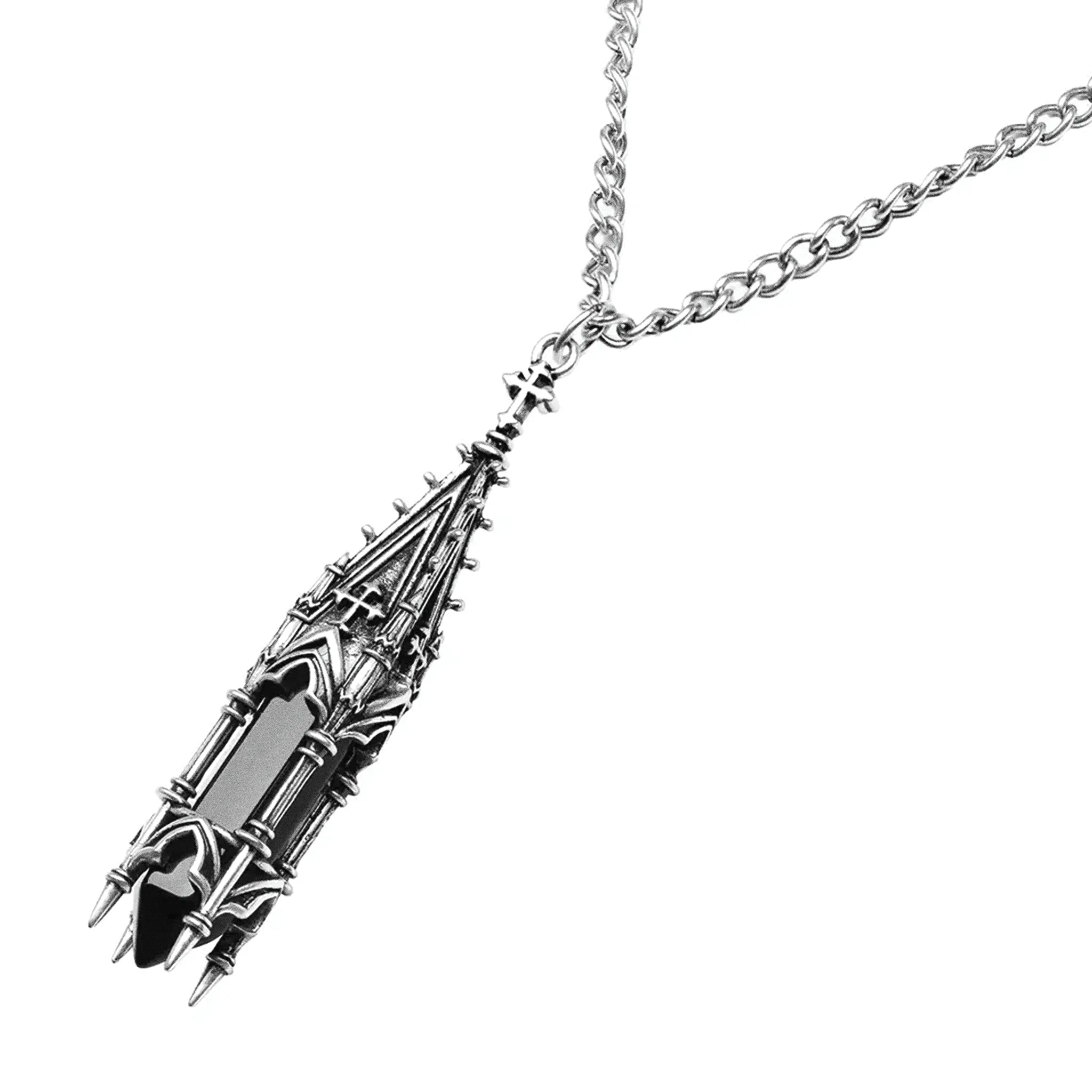 Collar con colgante inspirado en una torre de una iglesia gótica con cruces y ventanales y una piedra negra de vidrio fabricado en latón y bañado en plata de ley vista detalle del colgante y la cadena
