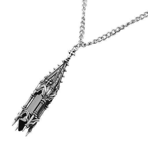 Collar con colgante inspirado en una torre de una iglesia gótica con cruces y ventanales y una piedra negra de vidrio fabricado en latón y bañado en plata de ley vista detalle del colgante y la cadena