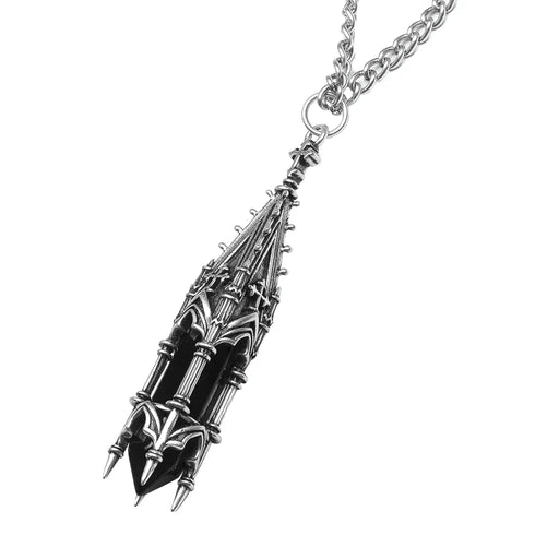 Collar con colgante inspirado en una torre de una iglesia gótica con cruces y ventanales y una piedra negra de vidrio fabricado en latón y bañado en plata de ley vista detalle del colgante y la cadena