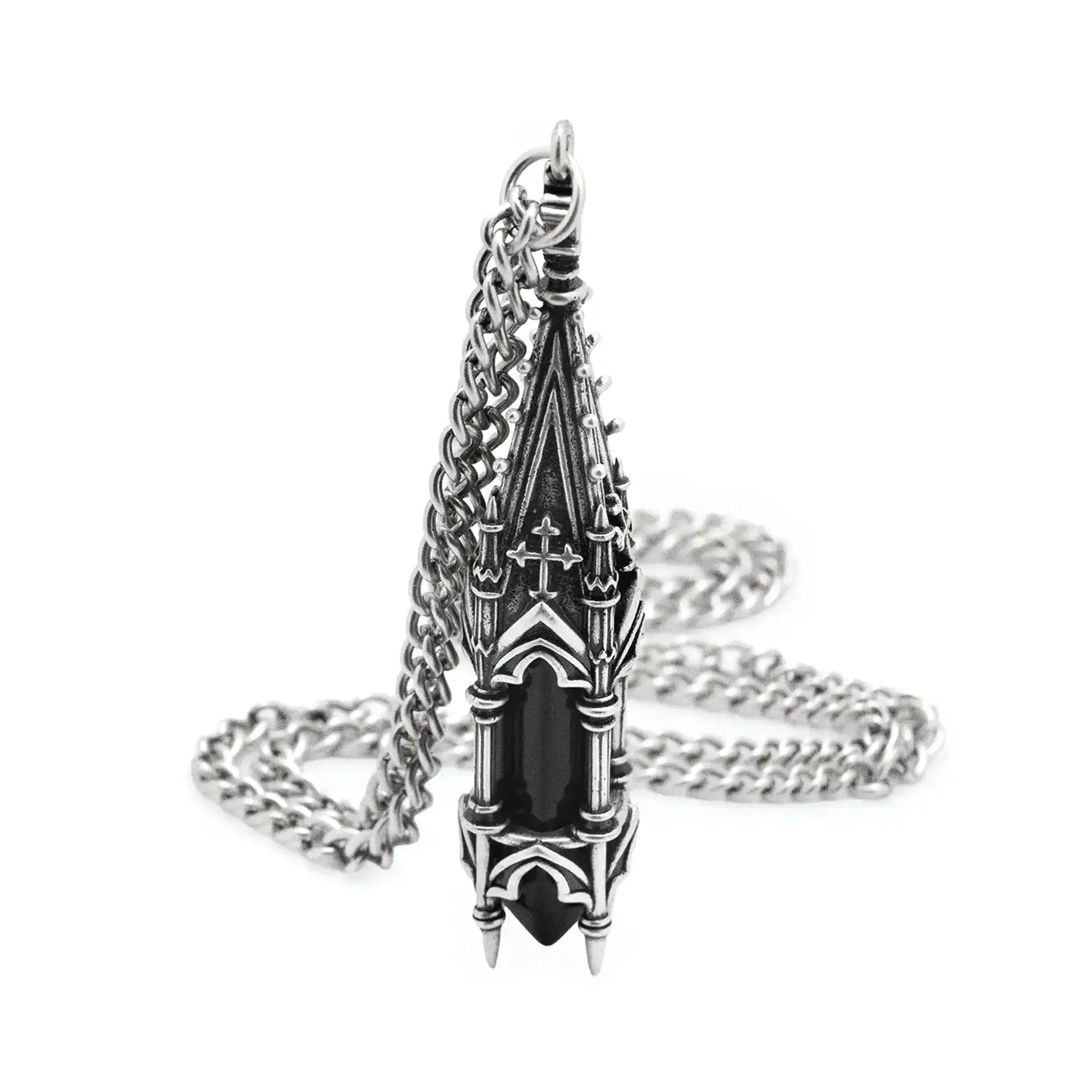 Collar con colgante inspirado en una torre de una iglesia gótica con cruces y ventanales y una piedra negra de vidrio fabricado en latón y bañado en plata de ley vista detalle del colgante de pie con la cadena cayendo 