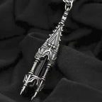 Collar con colgante inspirado en una torre de una iglesia gótica con cruces y ventanales y una piedra negra de vidrio fabricado en latón y bañado en plata de ley vista detalle del colgante sobre fondo negro
