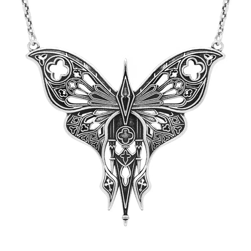 Collar estilo gótico whimsigoth con polilla calada inspirada en detalles arquitectónicos de las catedrales fabricada en latón con un baño de plata de ley vista en detalle del colgante