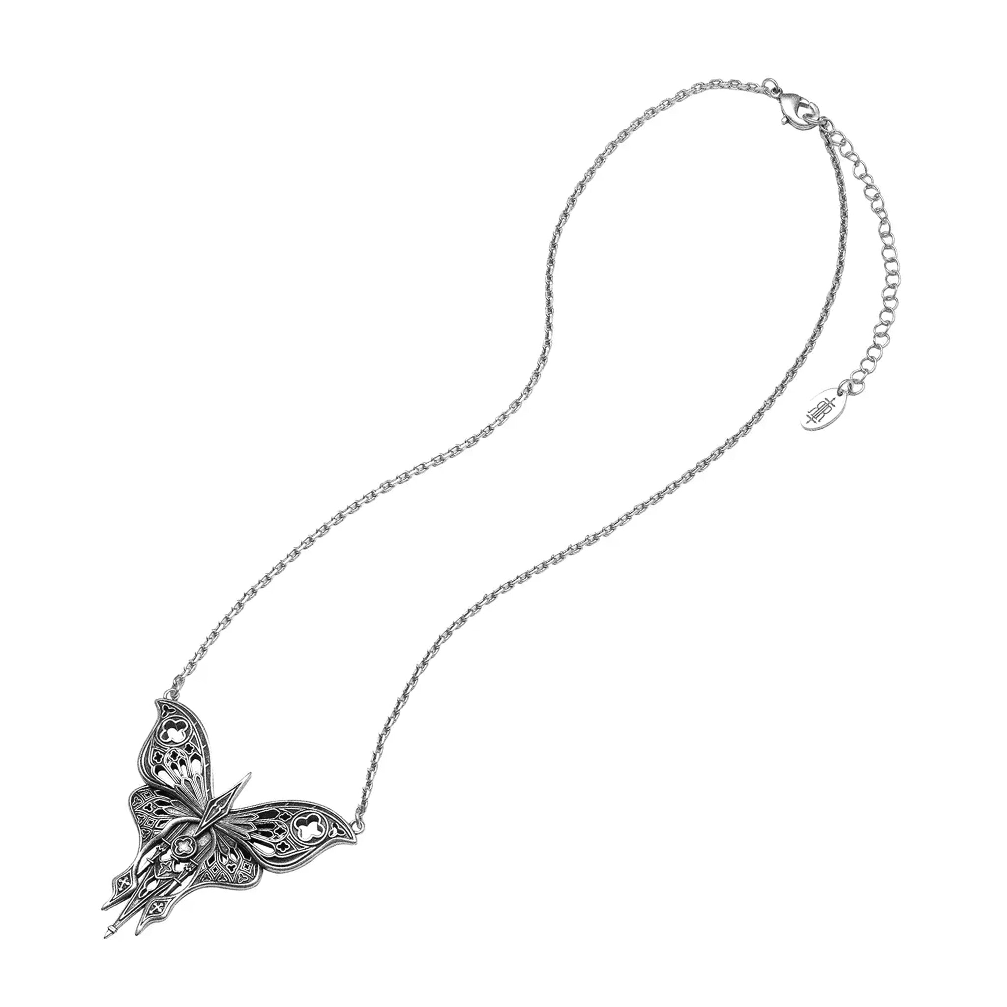 Collar estilo gótico whimsigoth con polilla calada inspirada en detalles arquitectónicos de las catedrales fabricada en latón con un baño de plata de ley vista en ángulo del colgante y la cadena completos