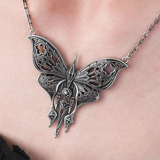 Collar estilo gótico whimsigoth con polilla calada inspirada en detalles arquitectónicos de las catedrales fabricada en latón con un baño de plata de ley vista de detalle del colgante sobre la modelo