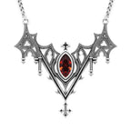 Collar con silueta de murciélago creada por detalles inspirados en catedrales góticas y piedra roja central engarzada fabricado en latón y plata de ley de Restyle vista detalle del colgante